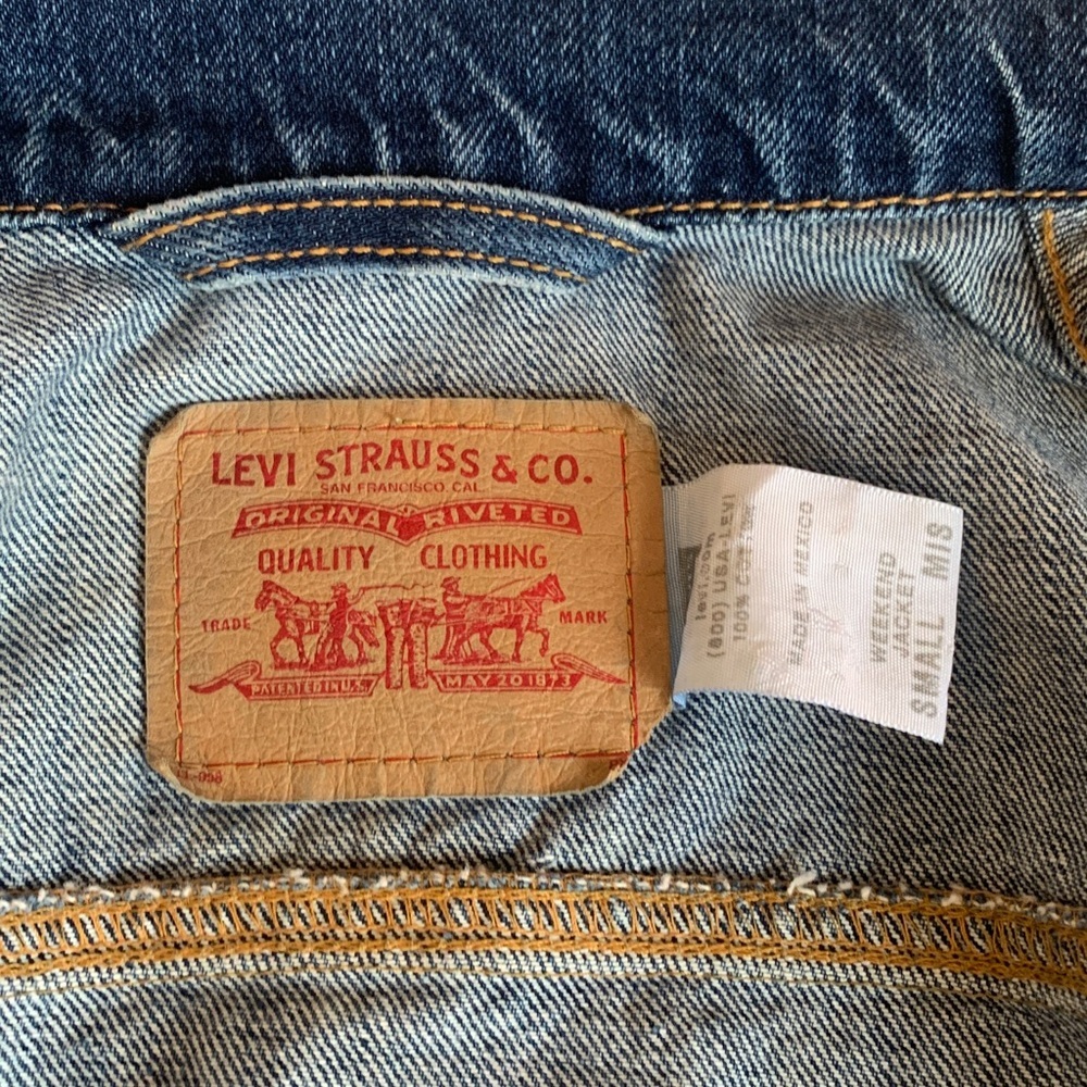 Levi’s Women’s Small Mis Weekend Jacket Classic Trucker Blue Jean Denim Jacket - Picture 8 of 9